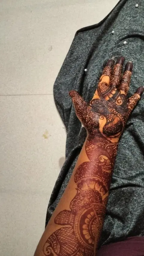 front hand mehndi design