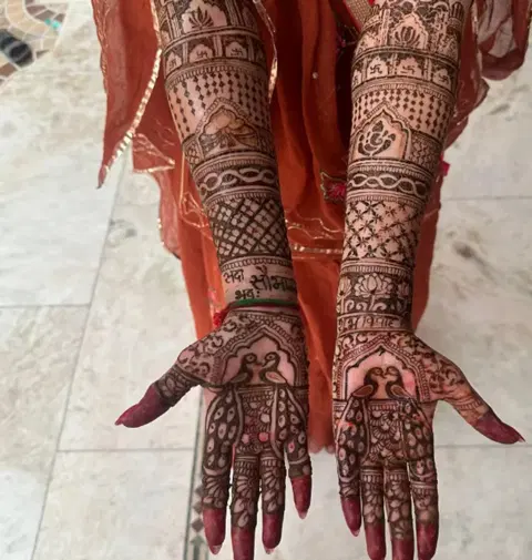 front hand mehndi design