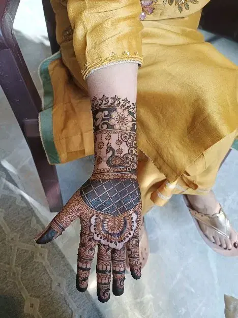 front hand mehndi design