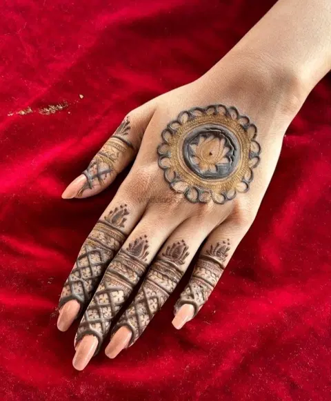 simple circle back hand mehndi design