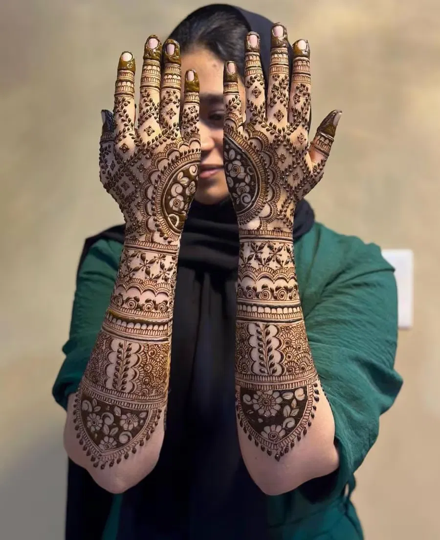 Back Hand Mehndi Design (2)