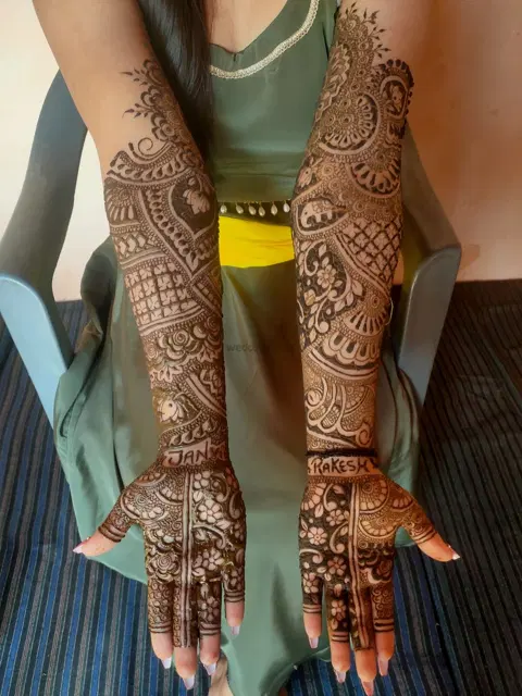 figure front hand mehndi design