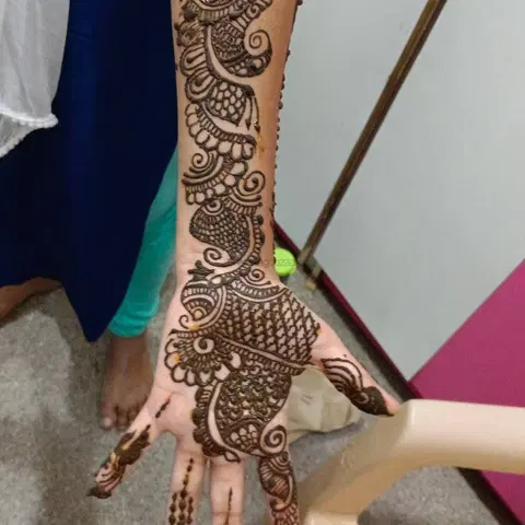 front hand mehndi design
