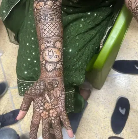figure full hand mehndi design