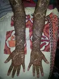 figure front hand mehndi design
