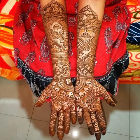 front hand mehndi design