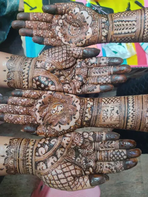 figure front hand mehndi design