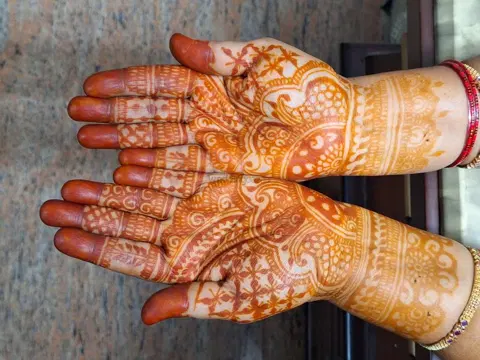 back hand mehndi design