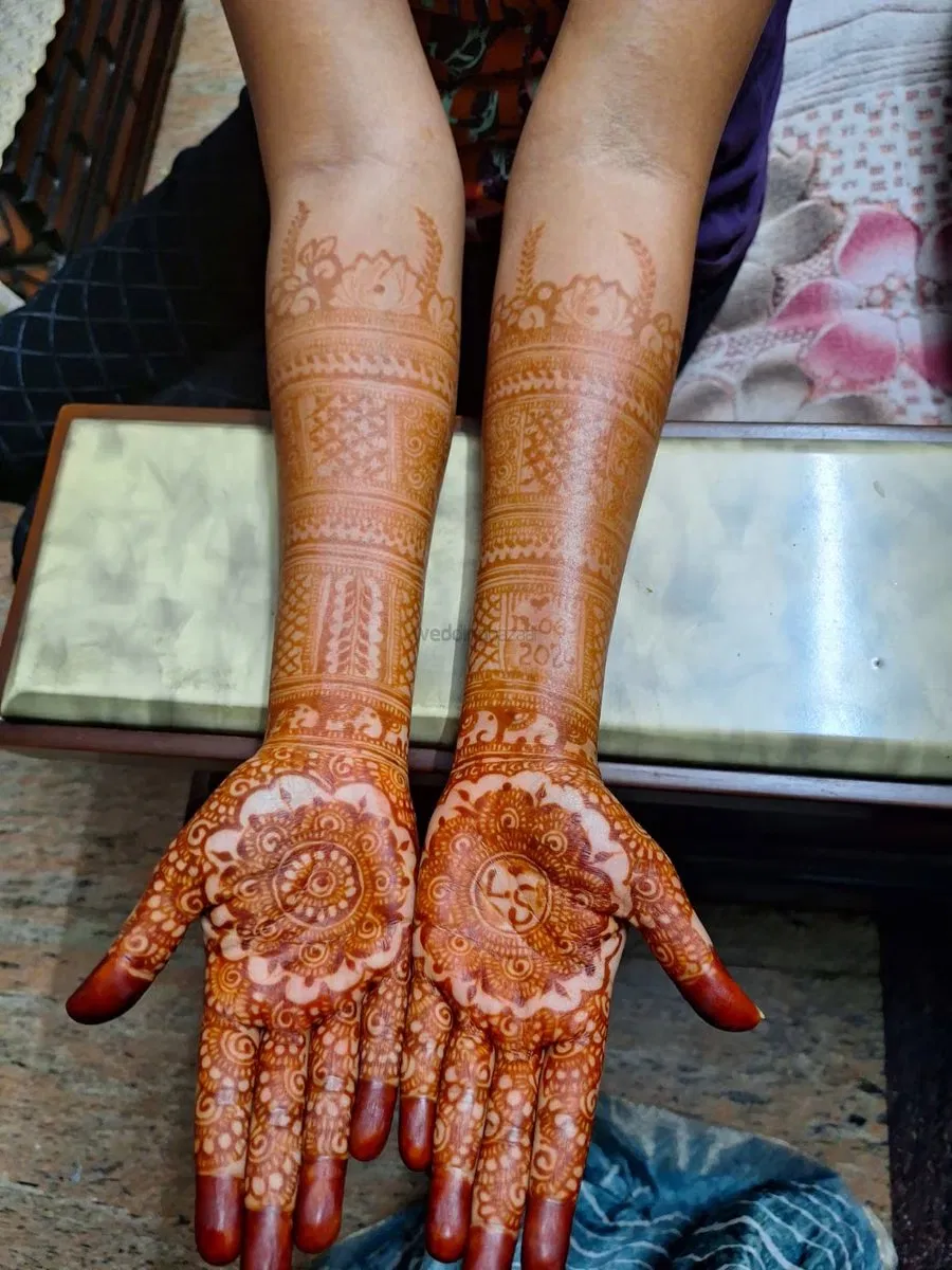 Full Hand Mehndi Design with Gol Tikki and Figures