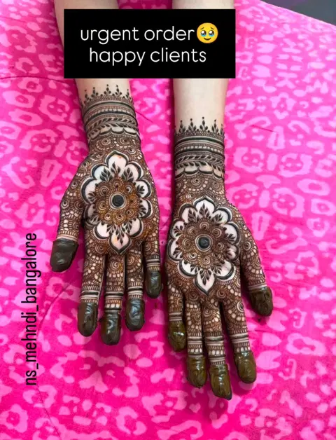 circle back hand mehndi design