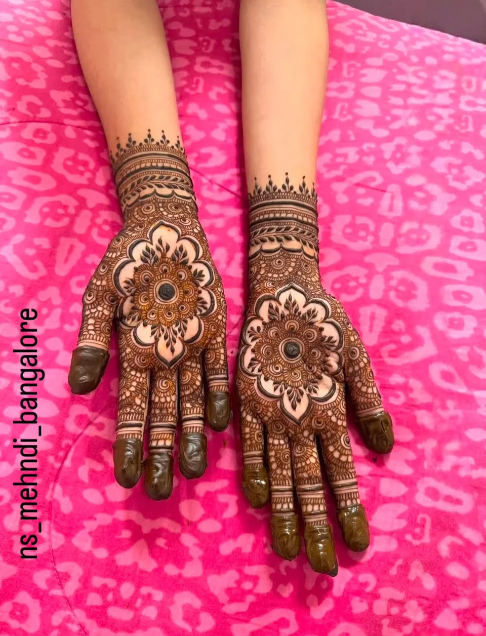 Mehndi Design with Gol Tikki