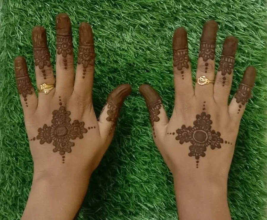 Simple Finger Mehndi Design with Gol Tikki