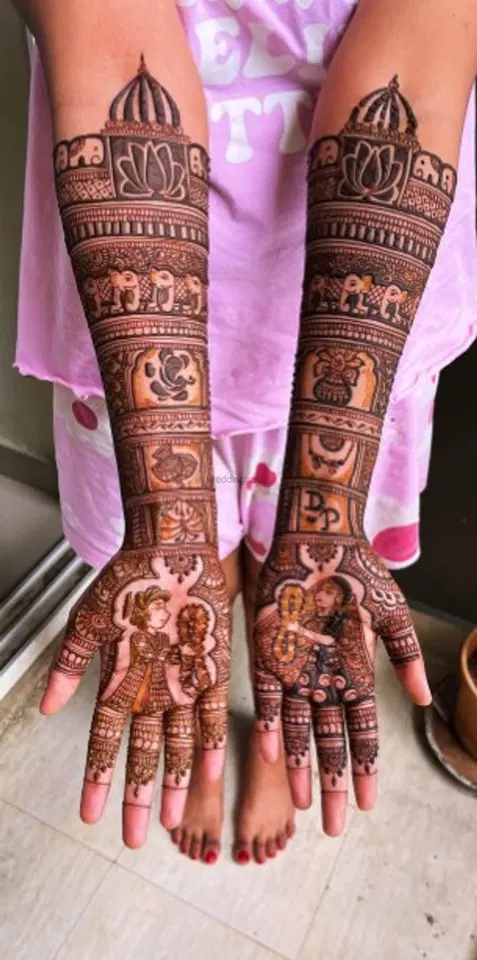 figure front hand mehndi design