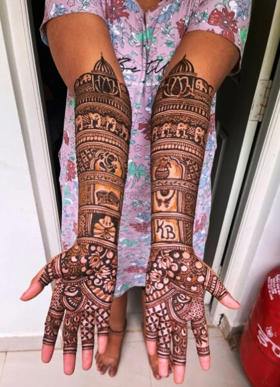 Front Hand Mehndi Design with Figures (3)