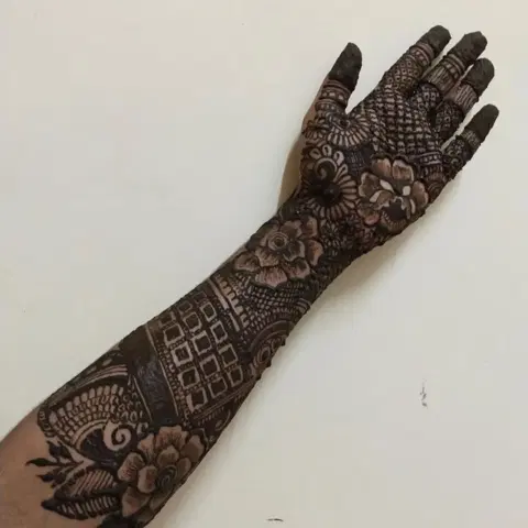 back hand mehndi design