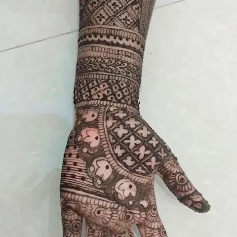 figure front hand mehndi design