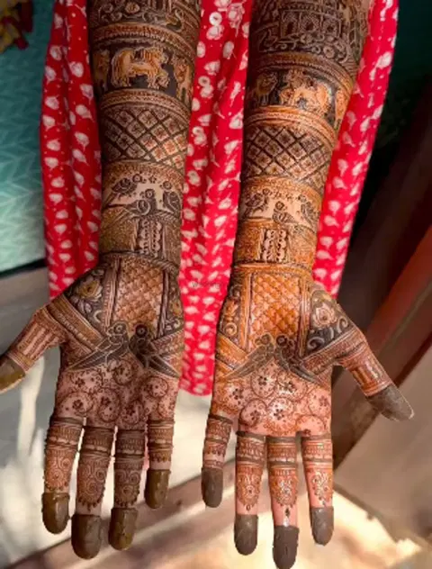 figure front hand mehndi design