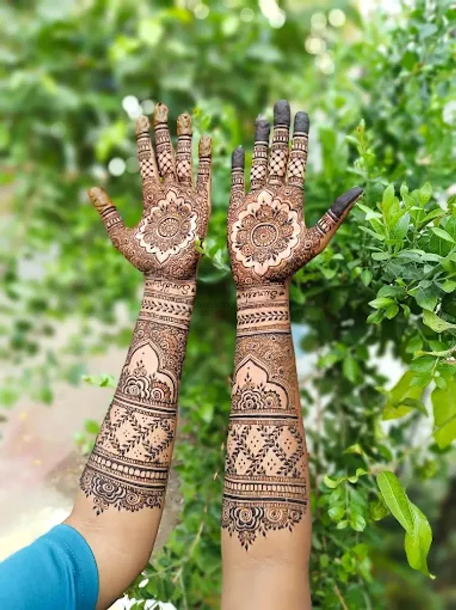Front Hand Mehndi Design (2)