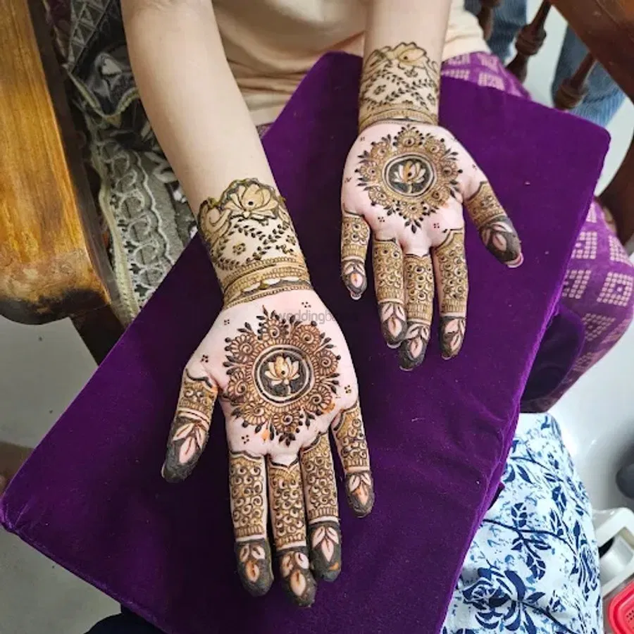 Mehndi Design with Gol Tikki and Figures