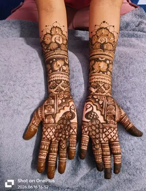 figure front hand mehndi design