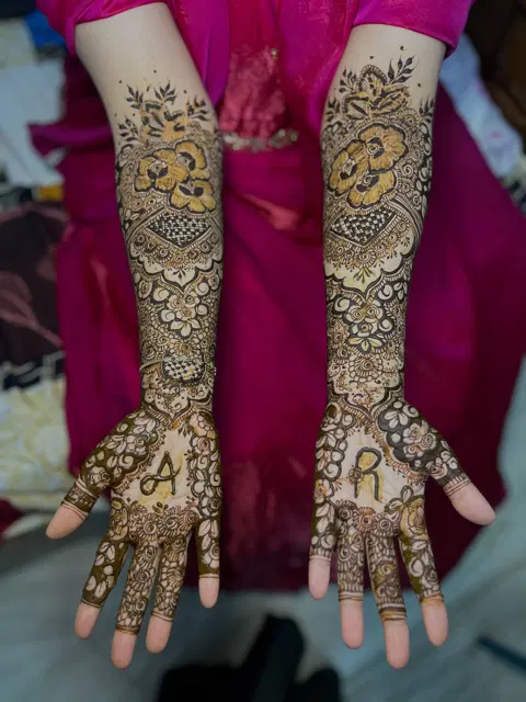 bridal figure front hand mehndi design