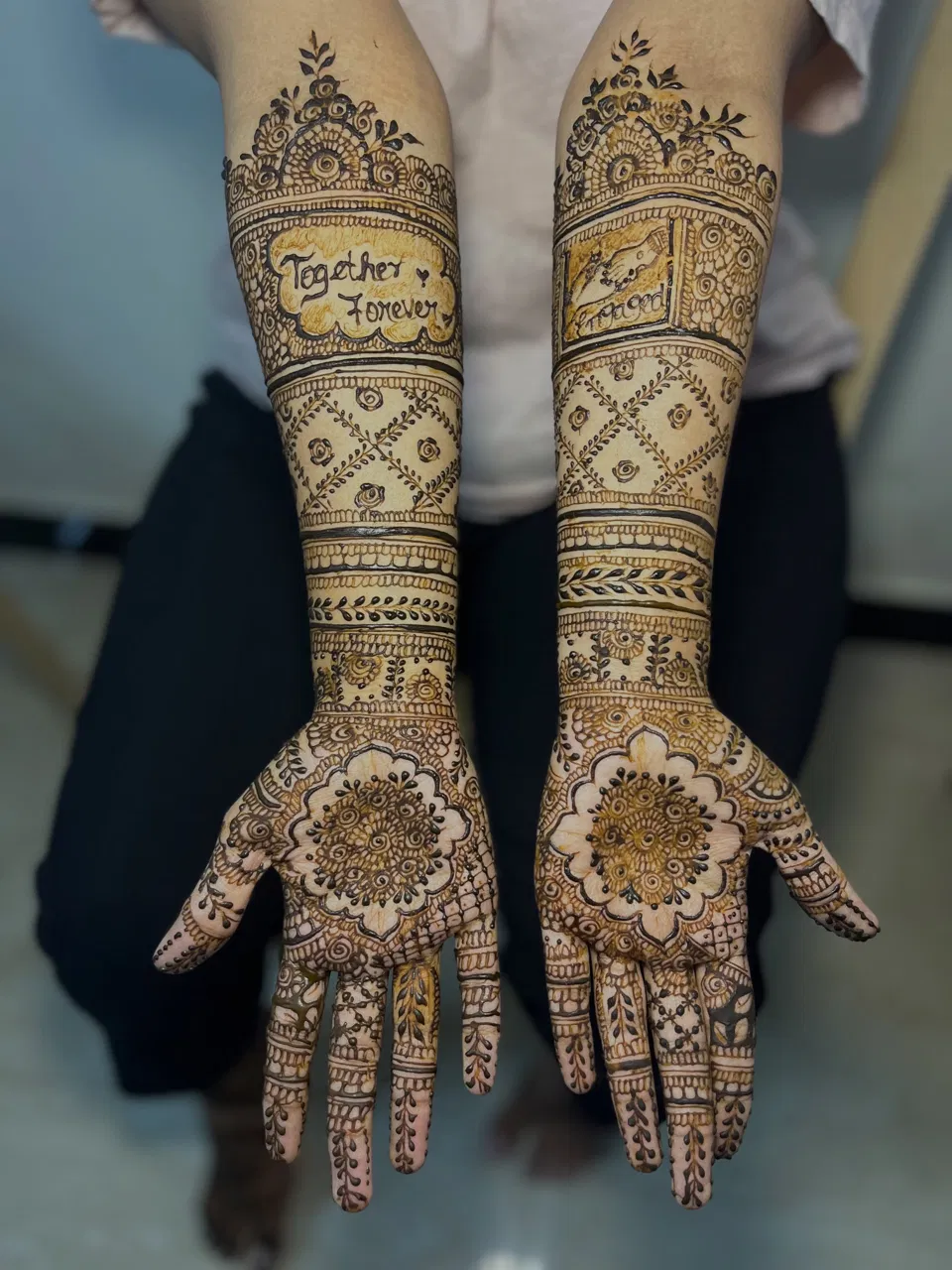 Bridal Front Hand Mehndi Design with Figures (2)