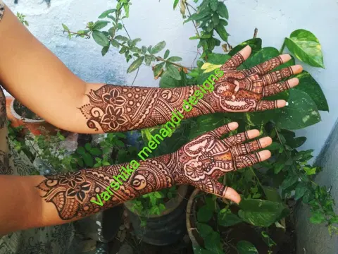 figure front hand mehndi design