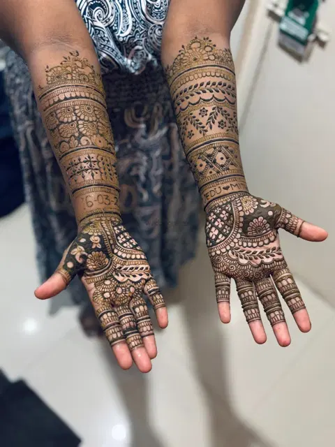 figure front hand mehndi design