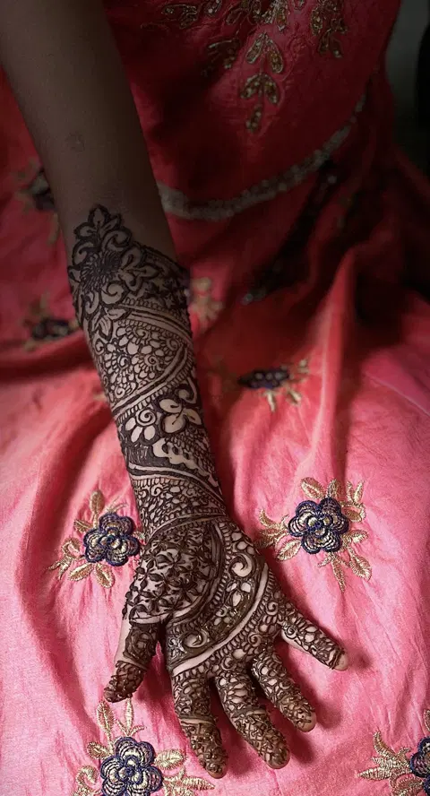 back hand mehndi design
