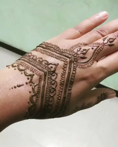 back hand mehndi design