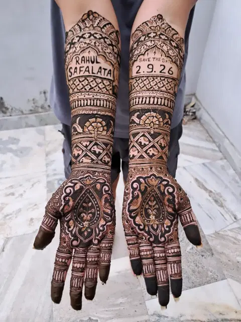 figure front hand mehndi design