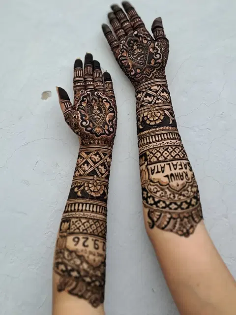 figure front hand mehndi design