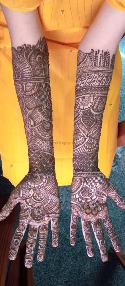 figure front hand mehndi design