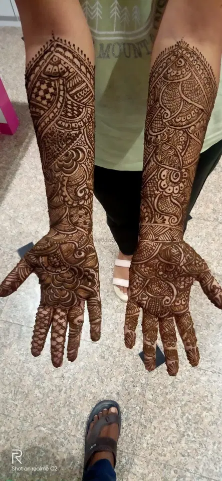 front hand mehndi design