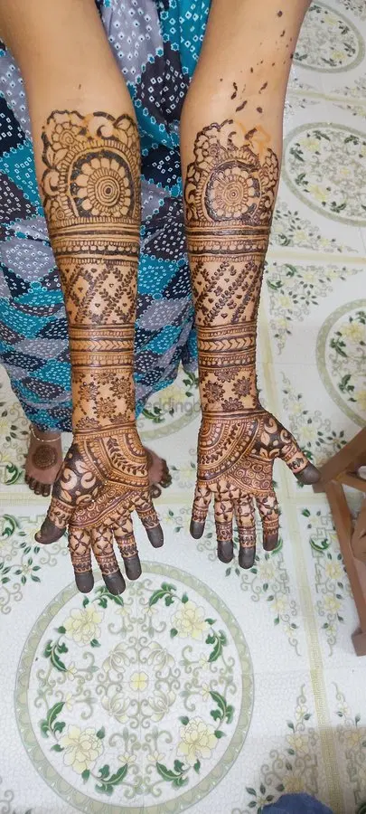 figure front hand mehndi design