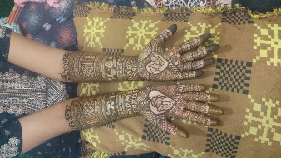 Full Hand Mehndi Design with Figures and Hearts (10)
