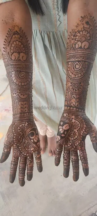 figure front hand mehndi design