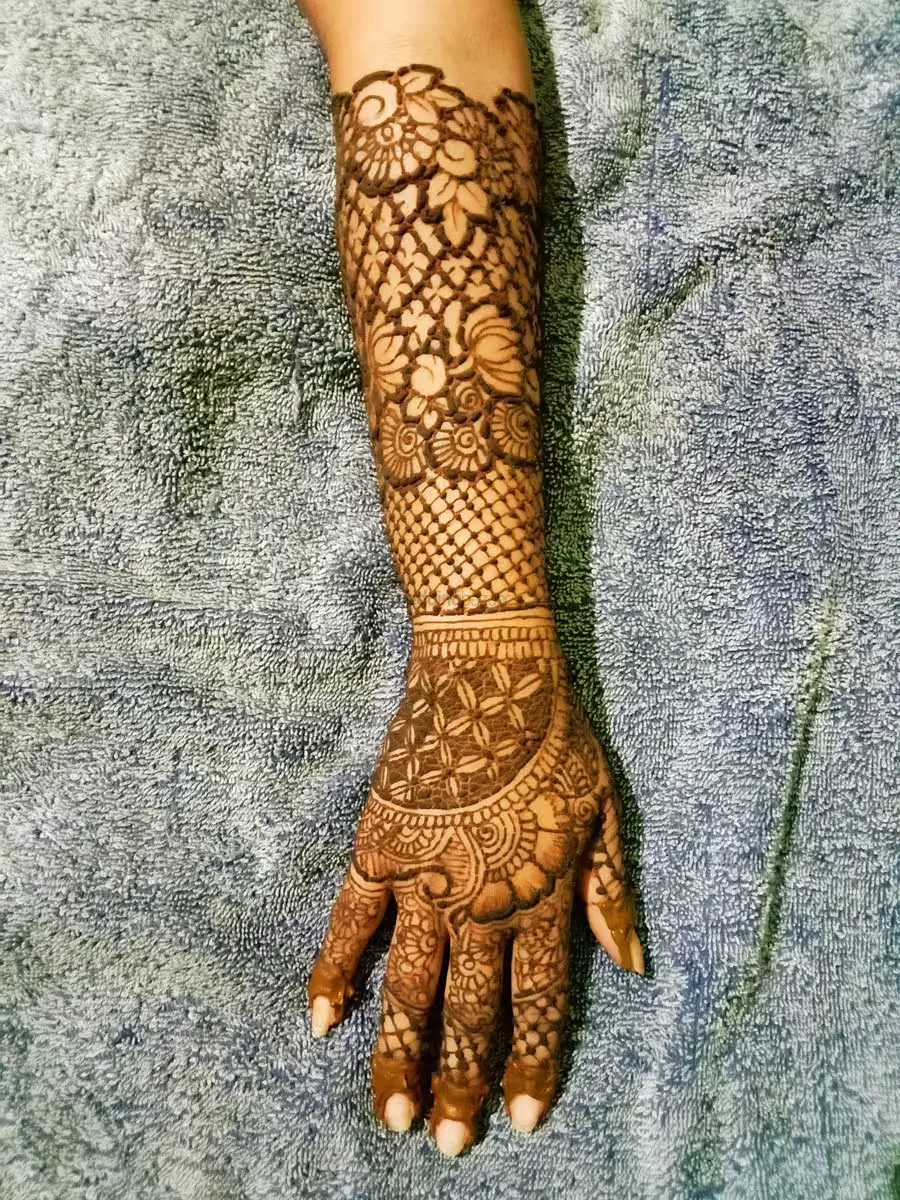 Front Hand Mehndi Design (2)