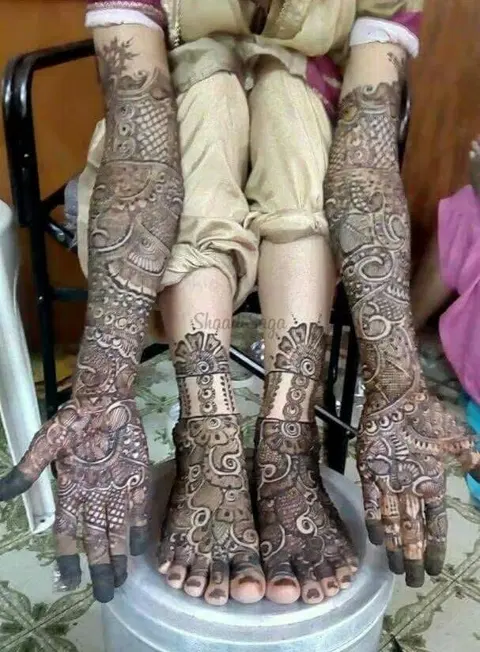figure front hand mehndi design