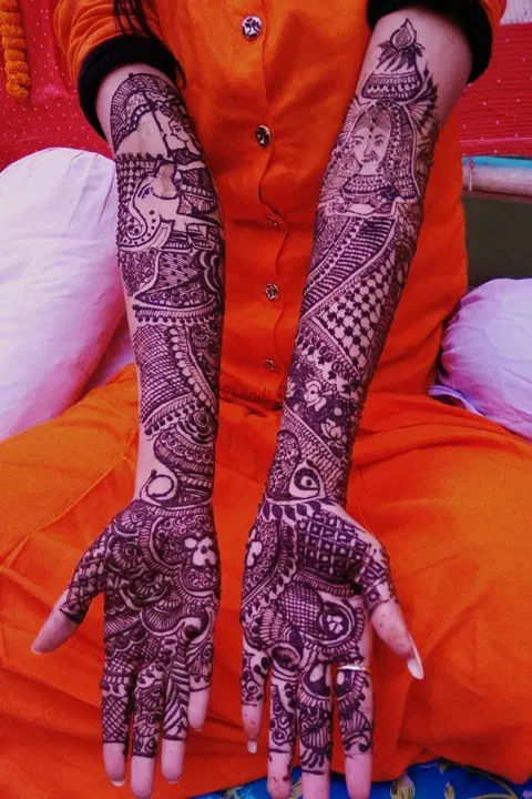 figure front hand mehndi design