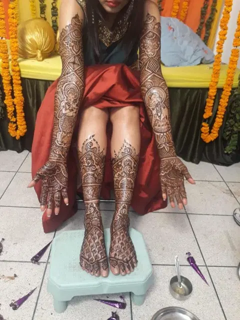 figure foot mehndi design