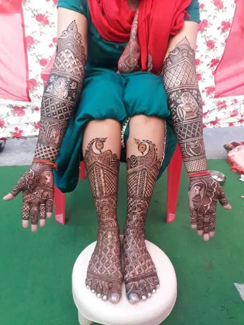 figure back hand mehndi design