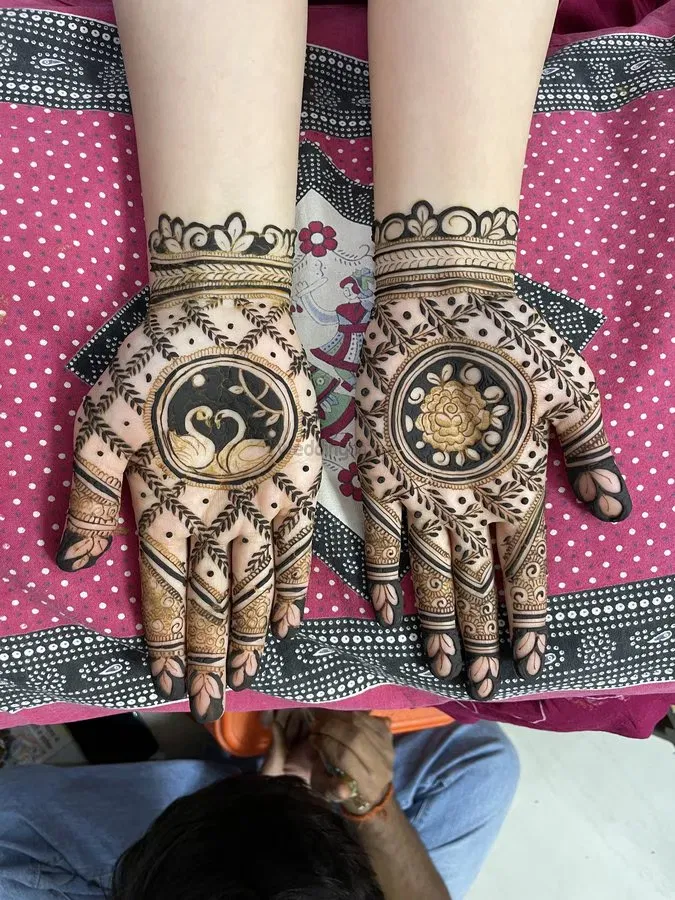 Front Hand Mehndi Design with Gol Tikki and Figures (2)