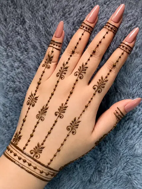 simple finger mehndi design