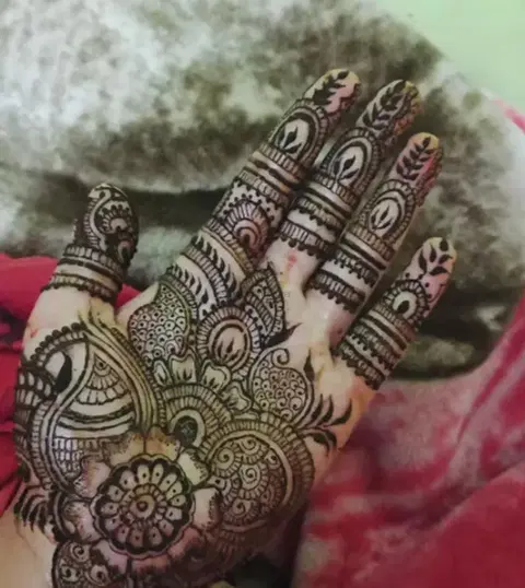 back hand mehndi design