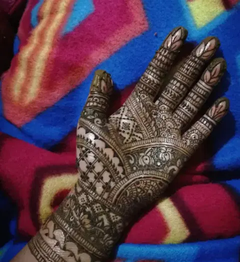 back hand mehndi design