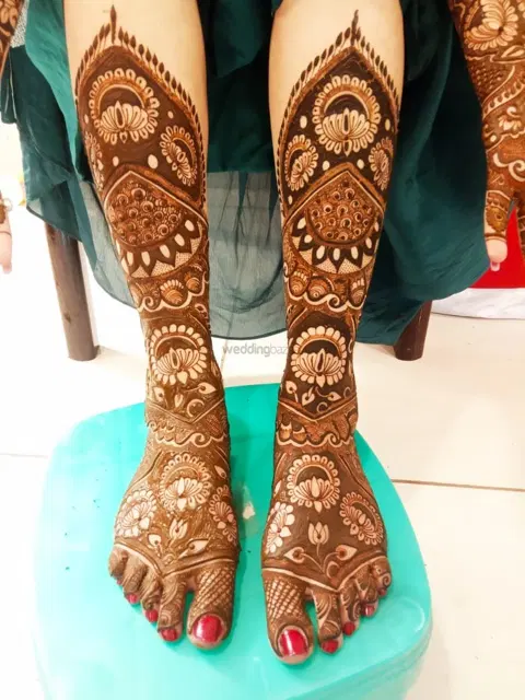 figure foot mehndi design
