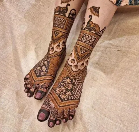 figure foot mehndi design