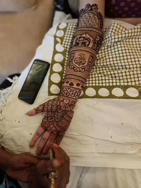front hand mehndi design