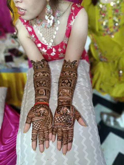 figure back hand mehndi design